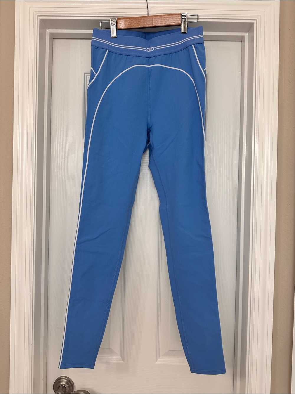 ALO Yoga Airbrush High Waist Heart Throb Performance Leggings with White Piping